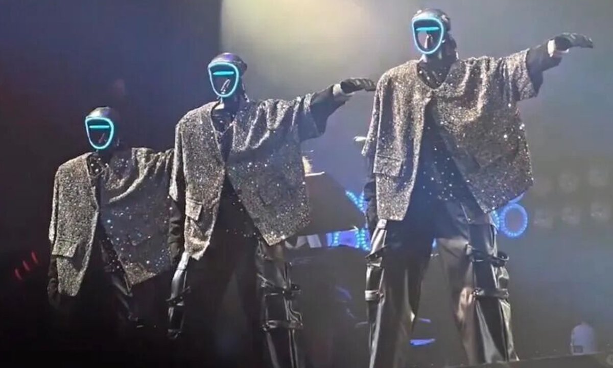 Humanoid robots perform synchronized dance and flips on stage during Wang Leehom’s Chengdu concert
