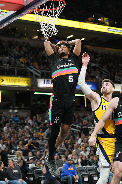 San Antonio Spurs vs Indiana Pacers game action during 123-113 win