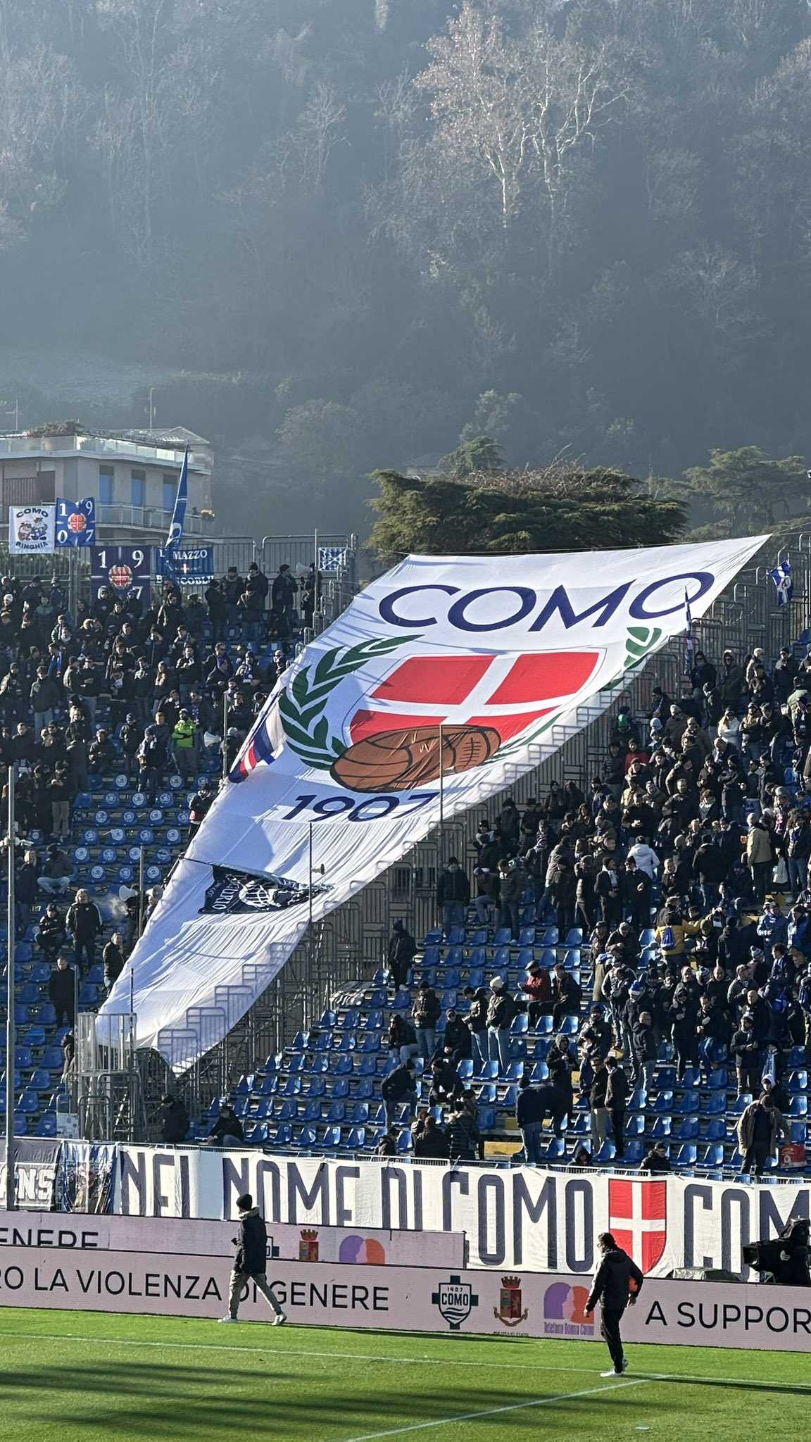 Como supporters display a giant club banner at Stadio Giuseppe Sinigaglia ahead of Serie A match