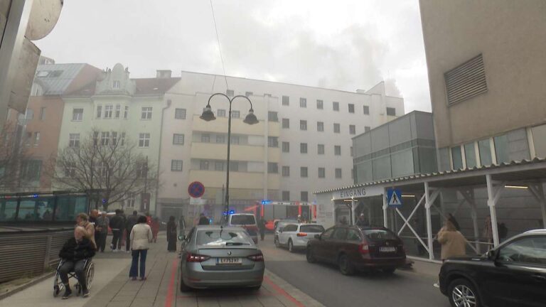 Küchenbrand in Linz löst Feuerwehreinsatz aus – 28-Jähriger im Spital