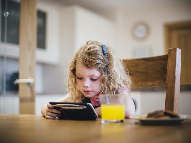 UK Government Issues New Screen Time Guidance for Young Children—1-Hour Limit for Under-5s