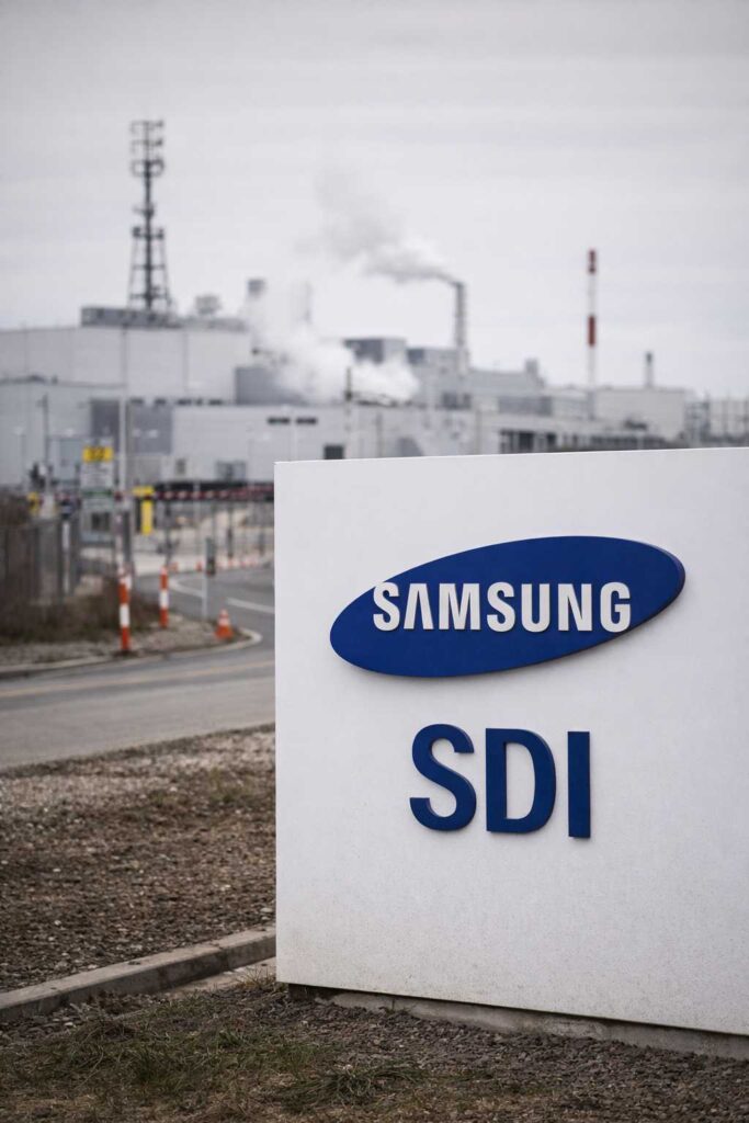 Samsung Stock Falls ₩4,400 to ₩183,500 (-2.34%) as Hungary EV Battery Plant Faces Toxic Chemical Allegations