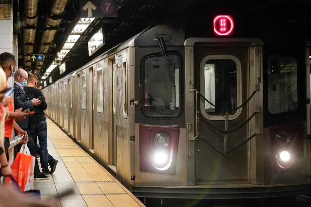 New York Subway Stabbing: 3 Injured, Suspect Shot by Police at Grand Central Station