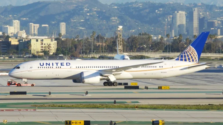 United Airlines Boeing 787 Emergency Landing on First International Flight After Mid-Air Issue