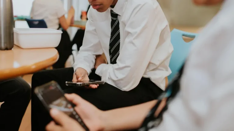 England to Legally Ban Smartphones in Schools Under New Law — What It Means for Students