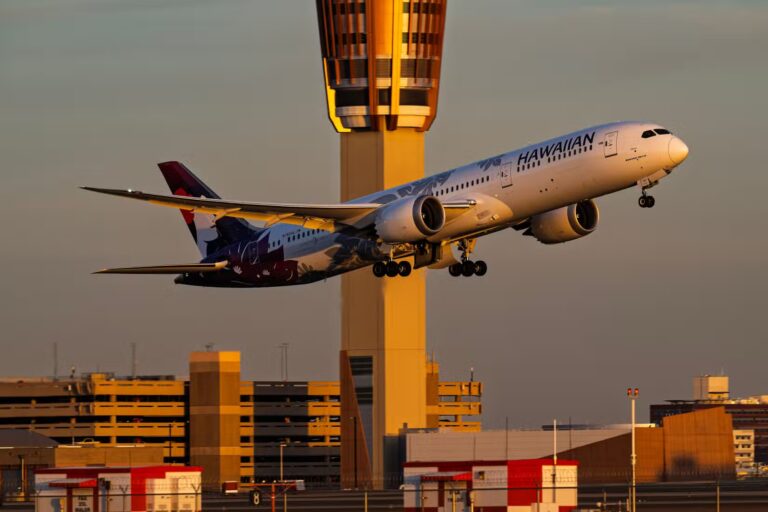 Alaska Air Forces Hawaiian Pilots to Shave Beards After Merger, Sparks Safety Debate