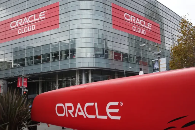 Oracle Stock Surges 29% but Debt Concerns and AI Bets Raise Investor Caution