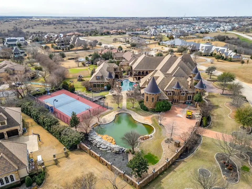 $7.5M Castle Mansion in Texas Stuns Buyers With 18 Bathrooms and 20,000 Sq Ft Luxury
