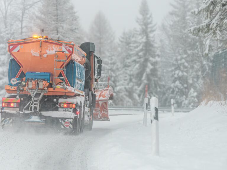 Sierra Nevada Storm Warning: 60 Inches Snow, 90 MPH Winds Trigger Travel Chaos in California