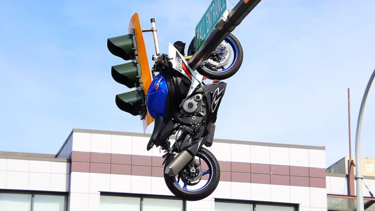 Motorcyclist Seriously Injured After Motorcycle Gets Stuck on Traffic Light in Delta