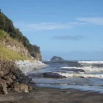 Person Dies After Falling From Rocks at Muriwai Beach, Police Investigate