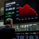 Nikkei Falls Over 4% as Japanese Stocks Extend Market Selloff Amid Global Tech Rout