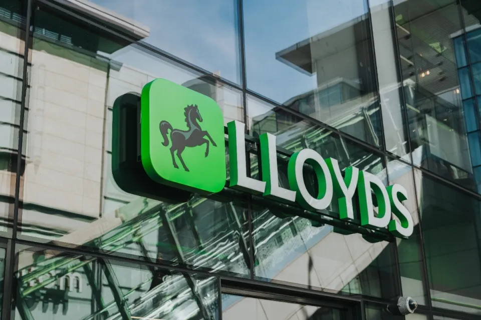 Lloyds Profit Hits £4.3bn as Bank Launches £1bn Buyback and Targets £2bn in AI Cost Cuts