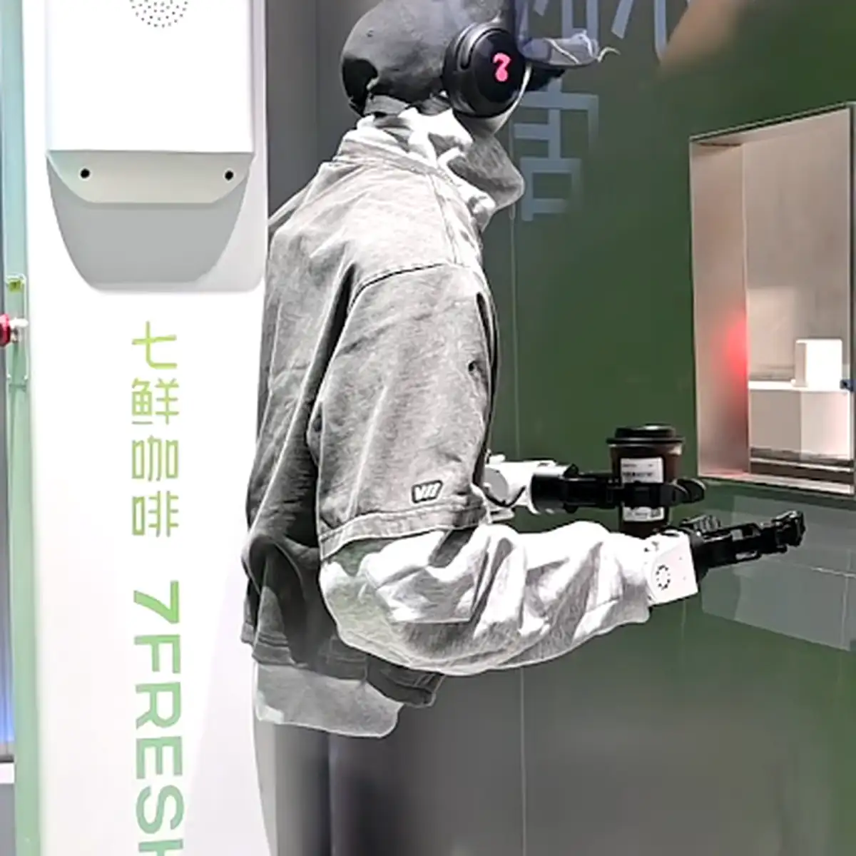Beijing Robot Coffee Shop Serves 202 Cups in One Hour, Sets Guinness World Record