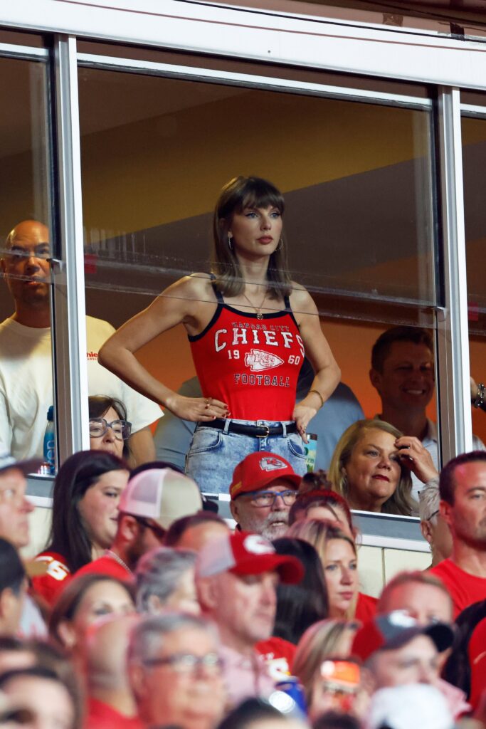 Taylor Swift points to wedding ring after Travis Kelce touchdown