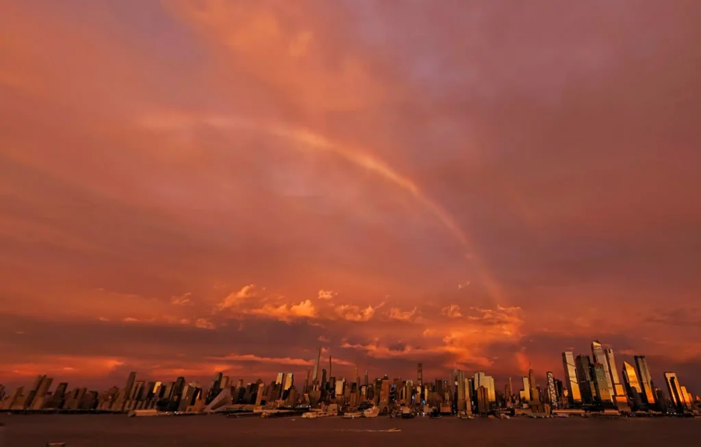 NYC Sky Turns Fiery Red as Norâeaster Closes In With 50 MPH Winds