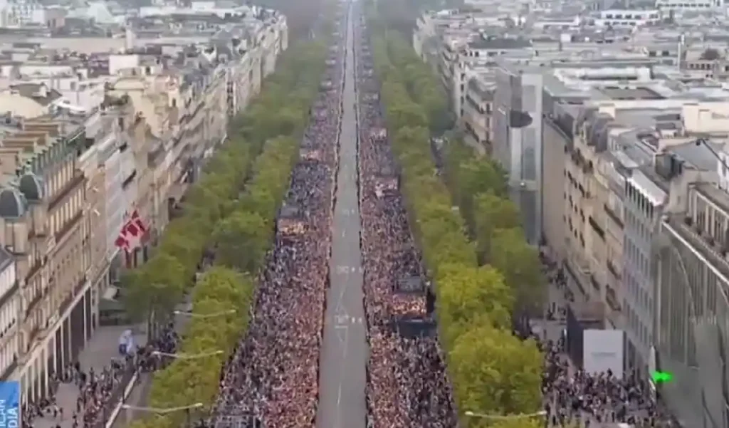 700,000 Fill Champs-ĂlysĂ©es for Pope Leo XIVâs Massive Paris Mass