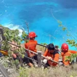 Rescue personnel on the steep Kelingking Beach cliff in Nusa Penida near Bali