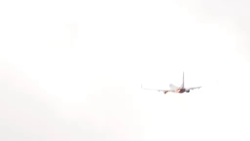 Qantas QF122 Diverted to Christchurch After Flames Seen From Engine