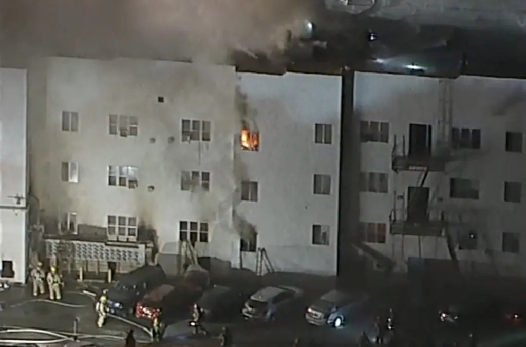 Los Angeles Apartment Fire: 160 Firefighters Battle East Hollywood Blaze, Woman Hospitalized