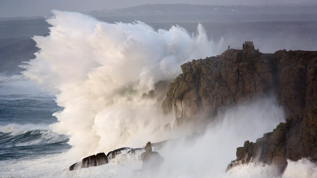 Storm Austen Power Cuts: Nearly 7,000 Homes Without Electricity as 80mph Winds Hit UK