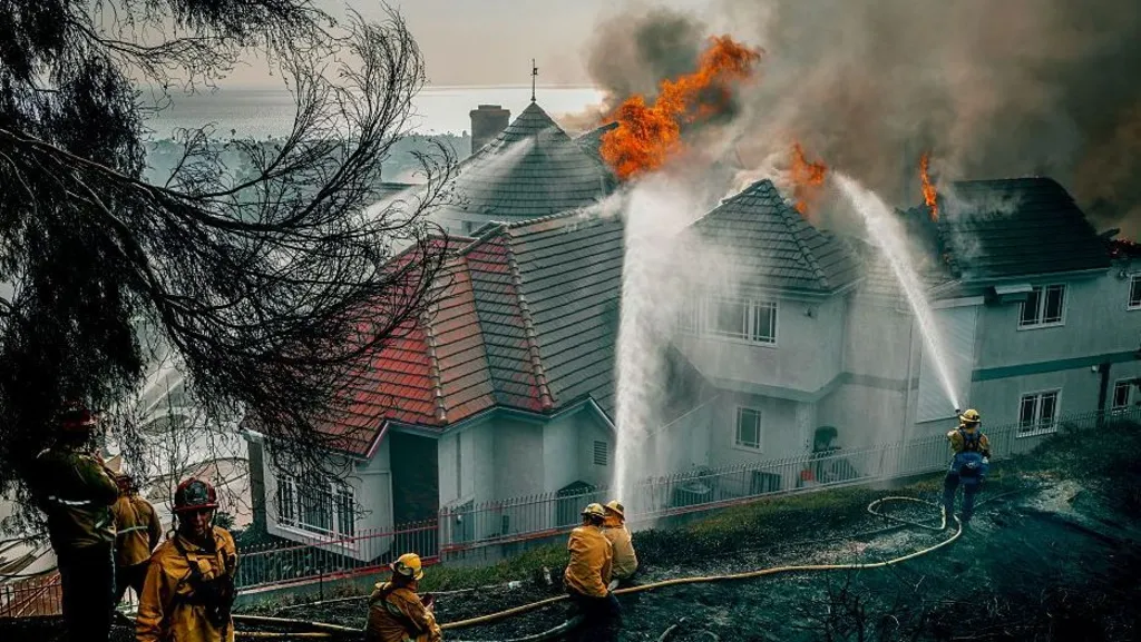 California Wildfires: Norte Fire Burns Homes as Evacuations Expand in Orange County