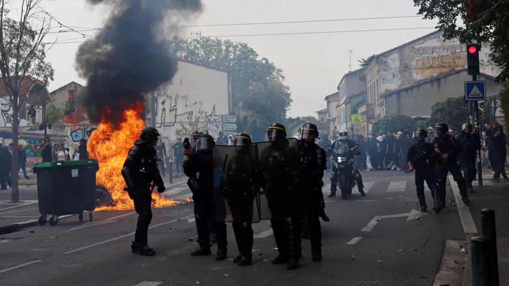 France to Close Up to 500 Schools Monday as Student Protests Escalate