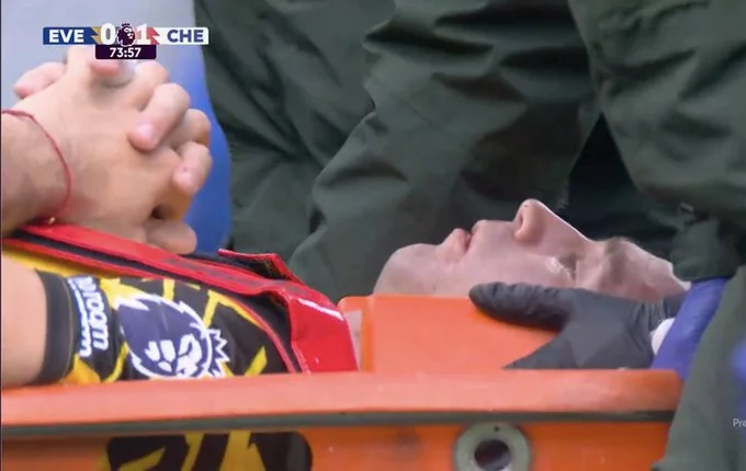 Emiliano Martínez Injury Update: Goalkeeper Stretchered Off After Head Collision